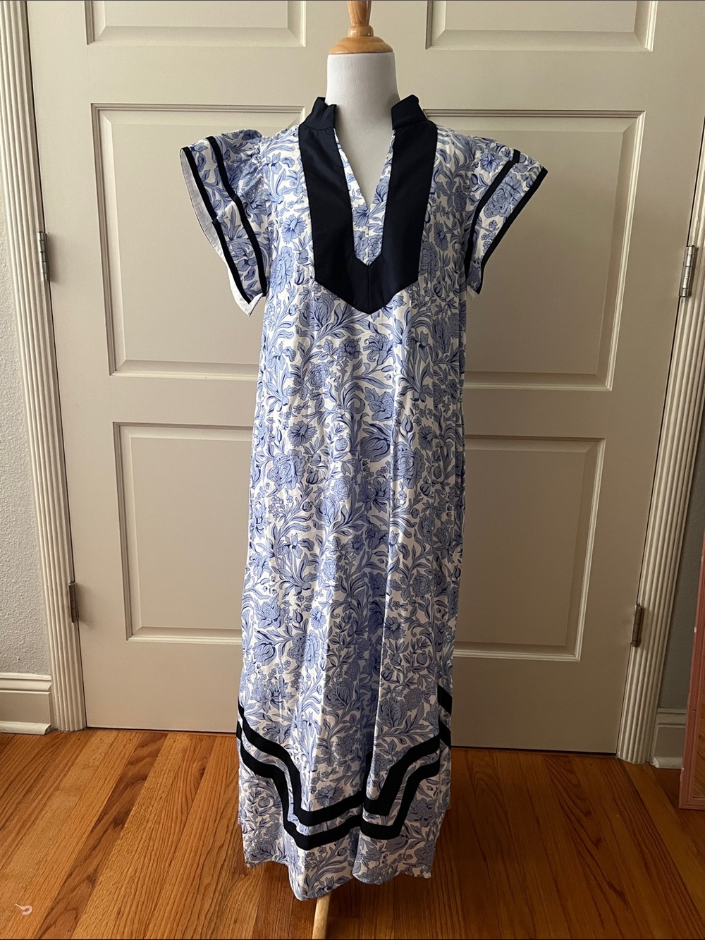 Entro VERANDA VIEWS FLORAL MIDI DRESS IN SKY BLUE large - flutter sleeve